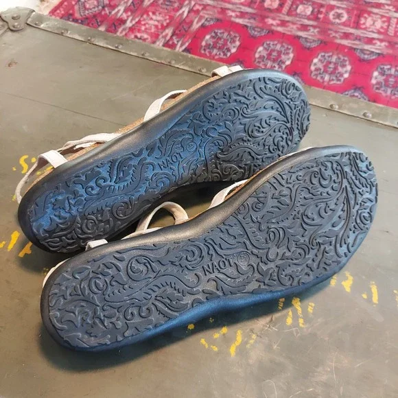 Naot White Leather Strappy Sandals Womens 41 L10 Made in Israel Cutout Flat - Picture 4 of 4